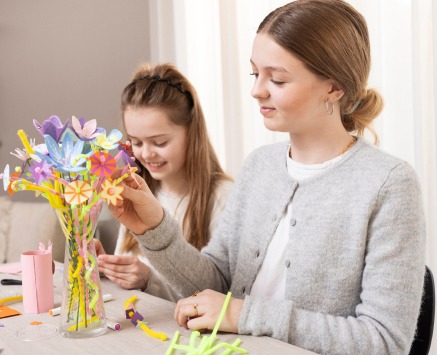 La jeune fille r&eacute;cup&egrave;re le bouquet de P&acirc;ques