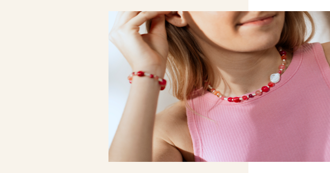 Mod&egrave;le avec bijoux en agates
