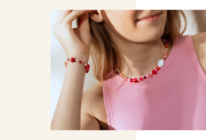 Mod&egrave;le avec bijoux en agates