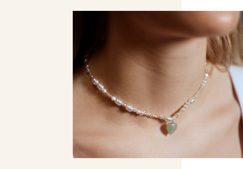 Mod&egrave;le avec collier de bijoux en cristaux