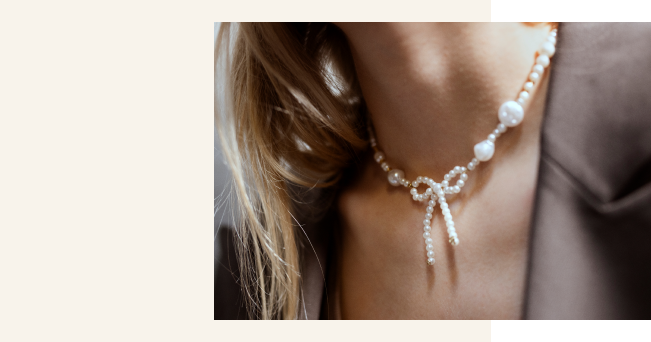 Collier compos&eacute; de petites perles