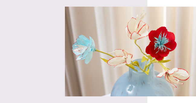 Fleurs en cr&ecirc;pe dans un vase