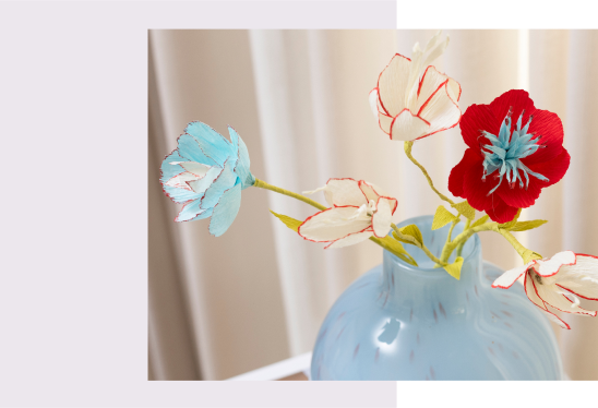 Fleurs en cr&ecirc;pe dans un vase