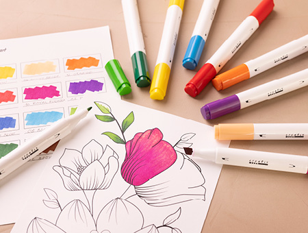 Papier avec motif partiellement color&eacute; et marqueurs autour