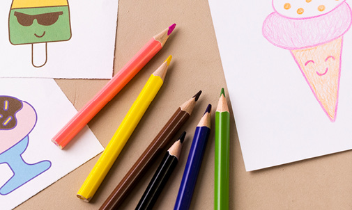 Crayons de couleur sur table