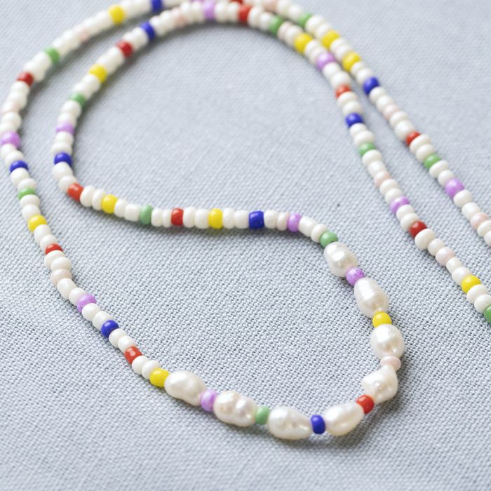 Un collier avec des perles de rocaille et des perles d’eau douce