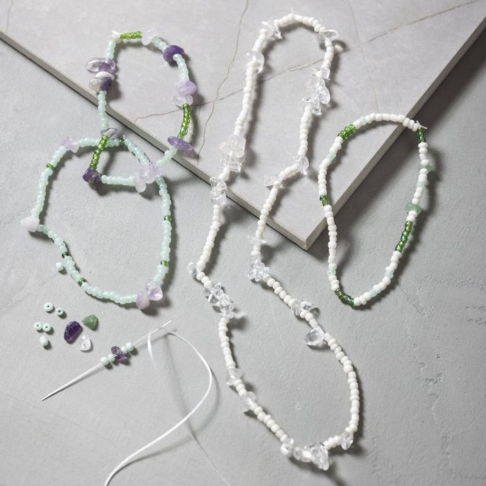 Collier et bracelet avec améthyste, cristal de roche incolore et aventurine 