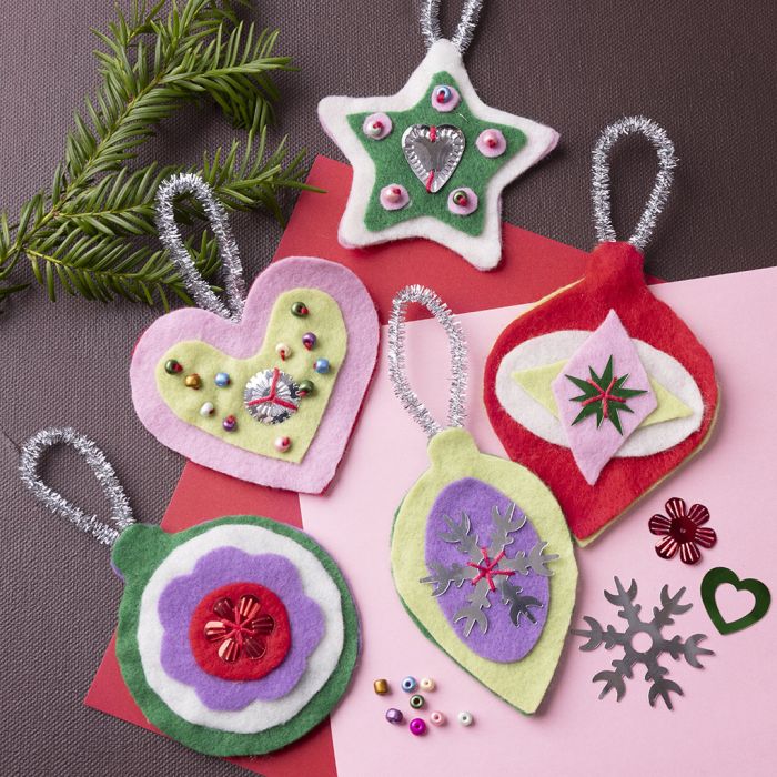 Décorations de Noël avec feutre, perles et paillettes