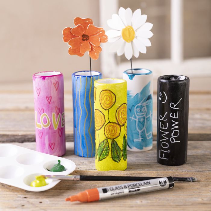 Vases en terre cuite avec fleurs éternelles