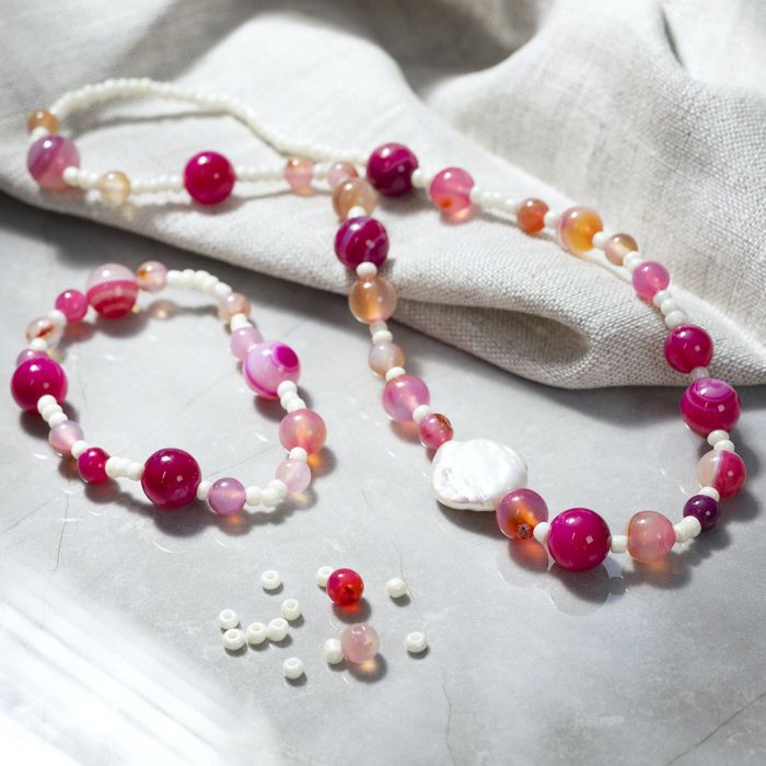 Collier et bracelet avec agates et perles d’eau douce