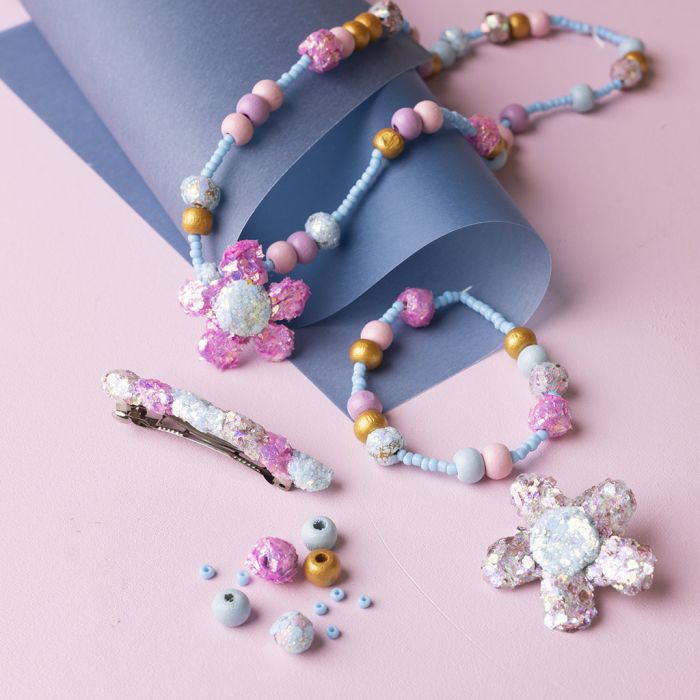 Des bijoux pour enfants faits avec des perles et de la pâte à modeler à paillettes Glitter clay