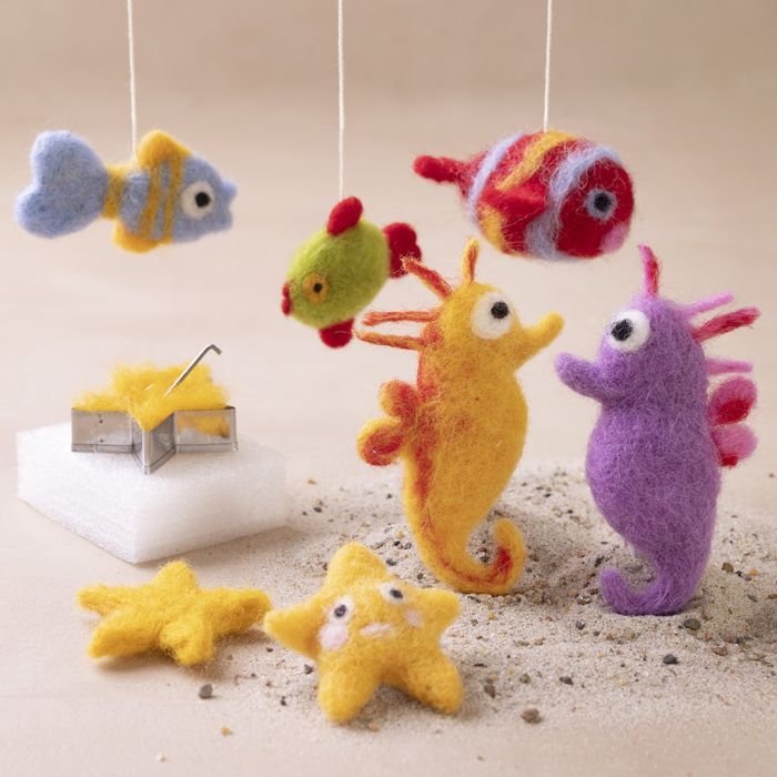 Figurines feutrées à l'aiguille comme décorations à suspendre