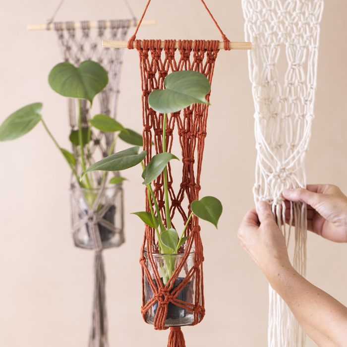 Une fleur en macramé comme décoration murale
