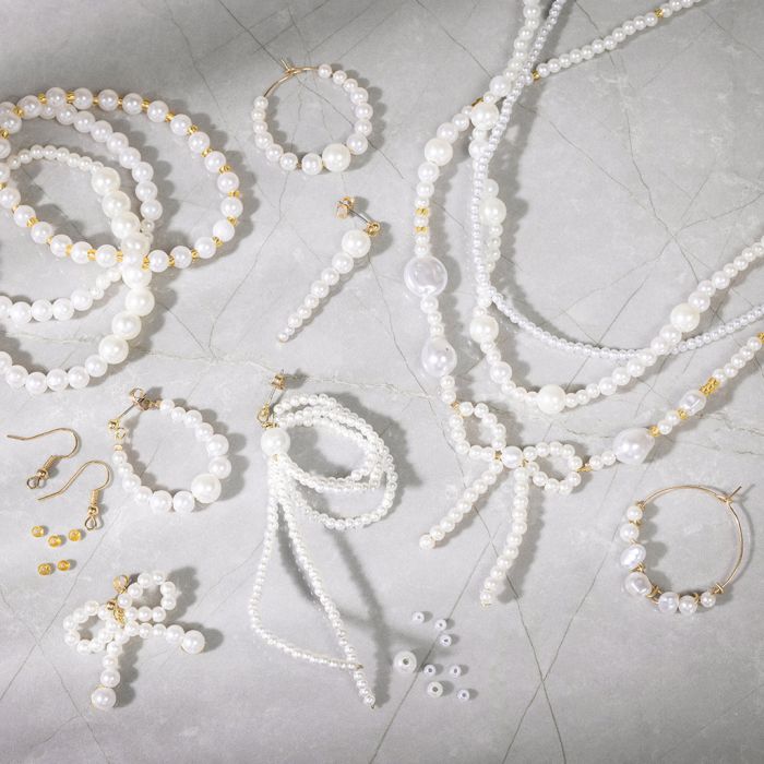 Bijoux faits avec des perles blanches nacrées