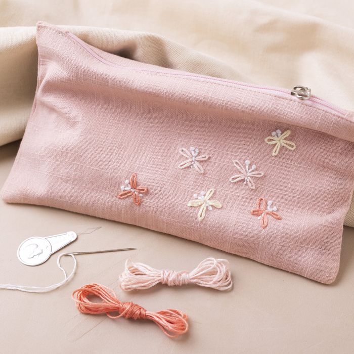 Pochette décorée de papillons brodés