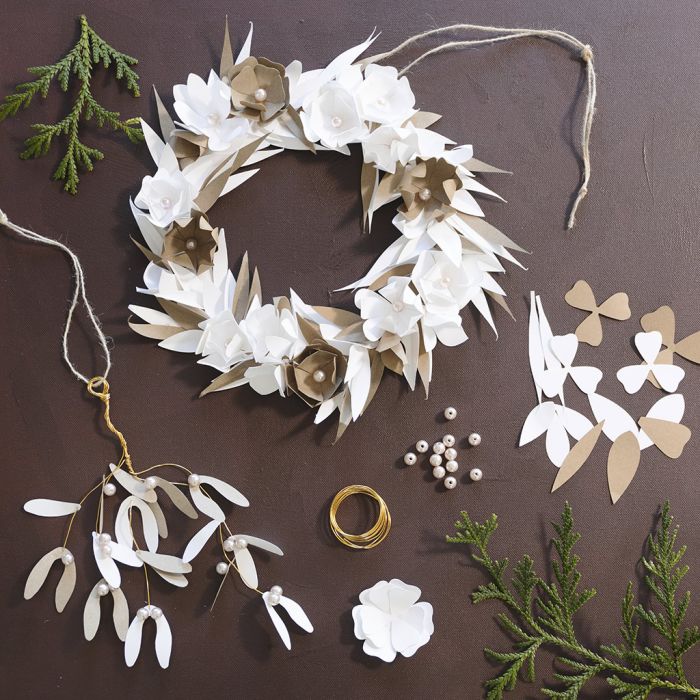 Couronne de fleurs et gui en papier