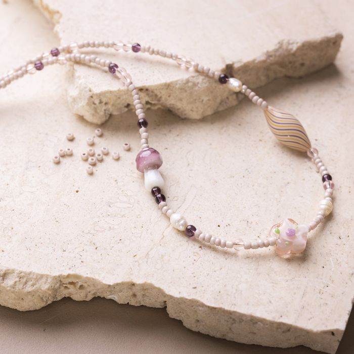 Collier avec de grosses perles en verre roses