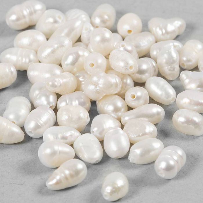 Perles d’eau douce, d 4-6 mm, diamètre intérieur 1 mm, Perforé longitudinalement, nacré, 55 pièces/ 1 Pq.