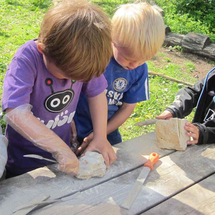 Des enfants travaillant la pierre à savon