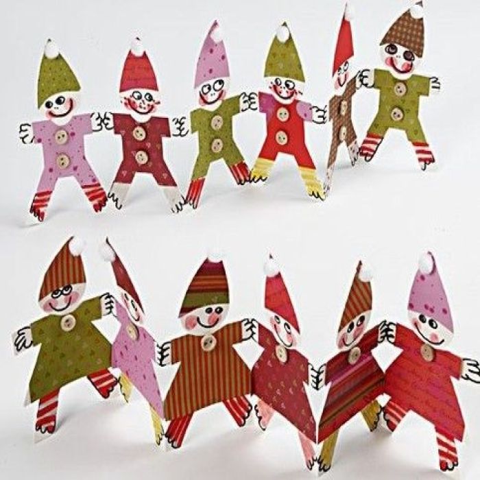 Des lutins joyeux alignés