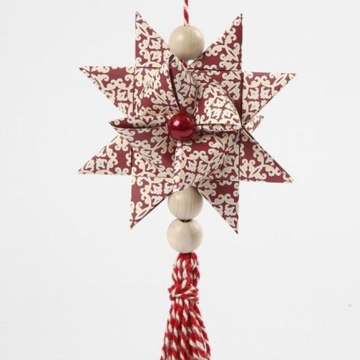 Une étoile tissée avec un pompon.