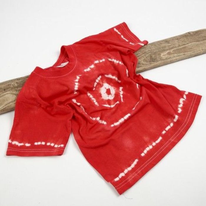 Un t-shirt a motifs liés