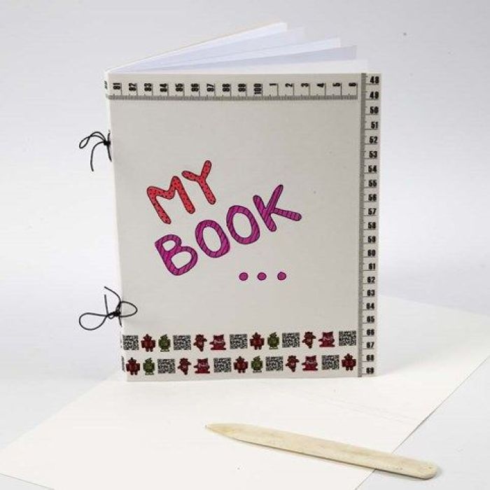 Un Scrapbook en carton de contruction et papier photocopieur