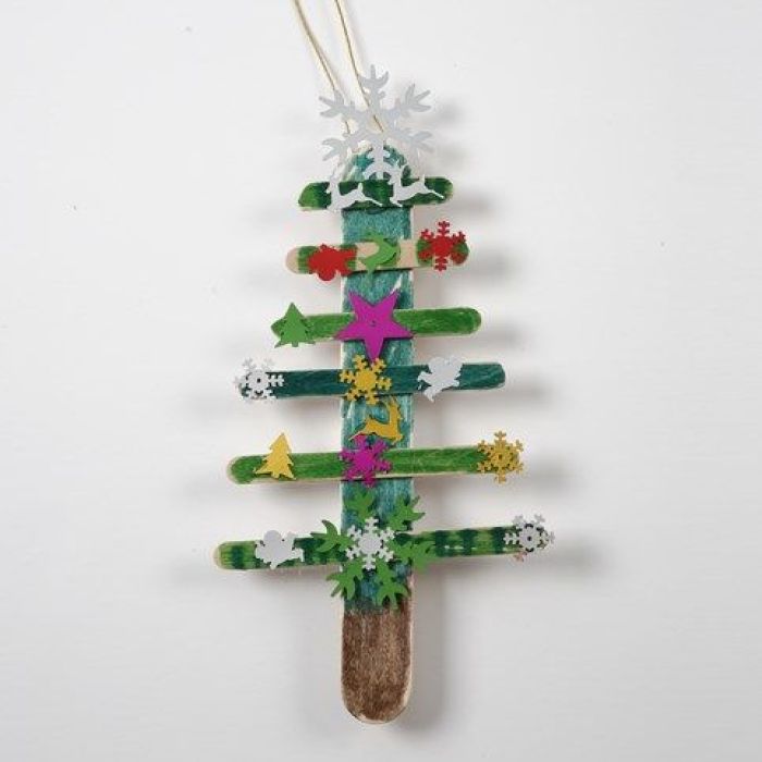 Un sapin de Noël réalisé avec des bâtonnets de glace peints et des sequins.