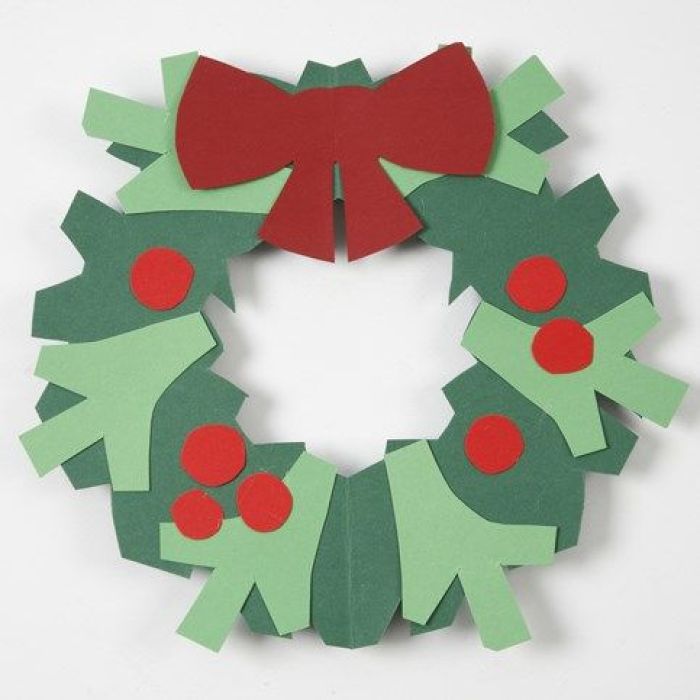 Une couronne de houx avec un noeud en papier cartonné