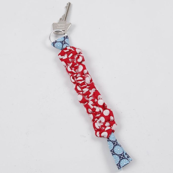 Un porte-clés tressé fait avec du tissu