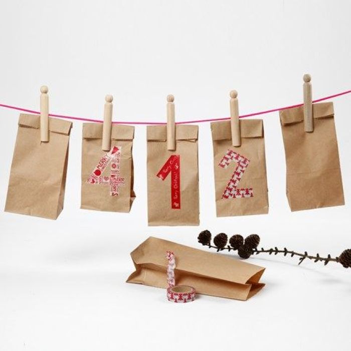 Un calendrier réalisé à partir de sacs en papier avec des chiffres en masking tape.