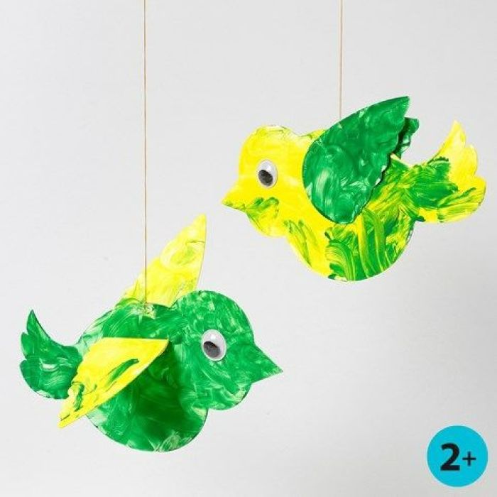 Peinture au doigt sur un oiseau à assembler