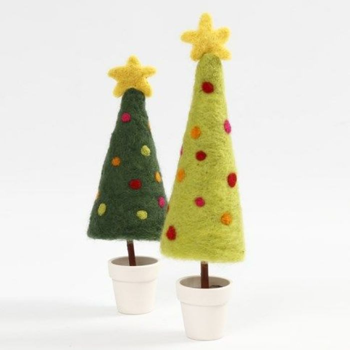 Un sapin de Noël en feutrage à l’aiguille avec une étoile sur un support dans un pot.