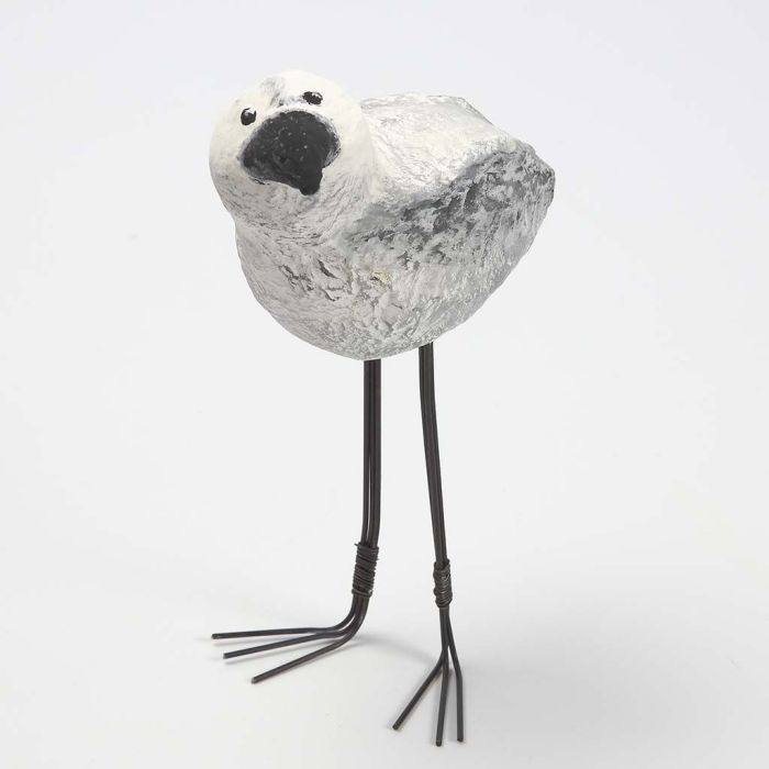 Un oiseau en polystyrène à longues jambes recouvert de pulpe de papier mâché