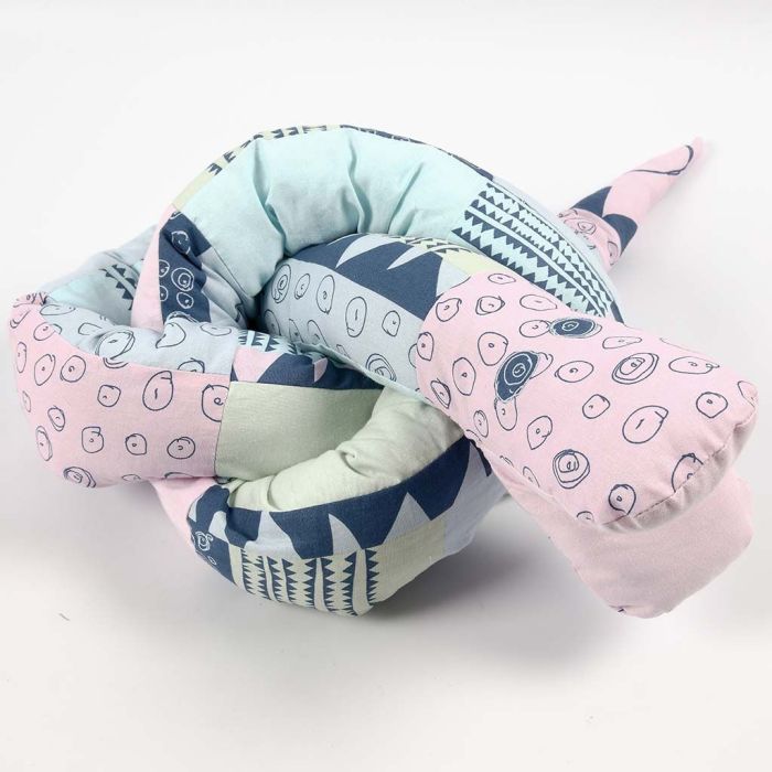 Un serpent fait en textile à motif