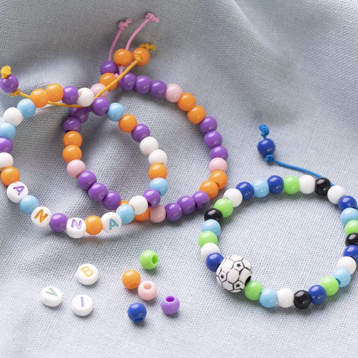 Bracelets faits de cordon élastique coloré et de perles en plastique