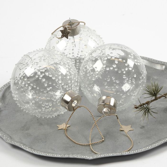 Une boule en verre avec des points de glace réalisés à partir de colle transparente