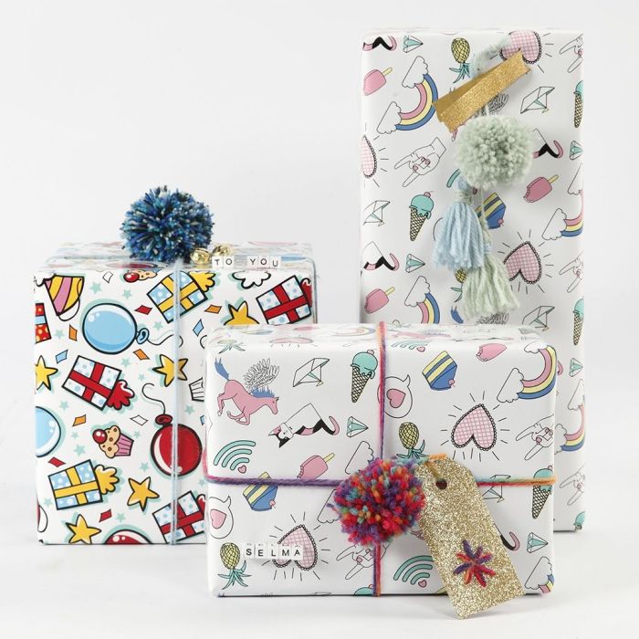 Emballage cadeau avec du papier cadeau, de la laine et des décorations