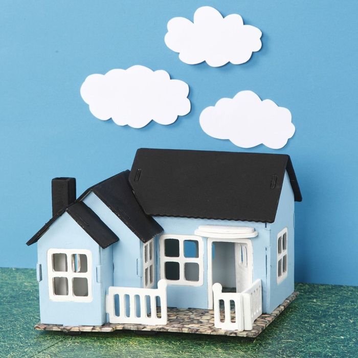 Une maison en bois peinte, assemblée et décorée.