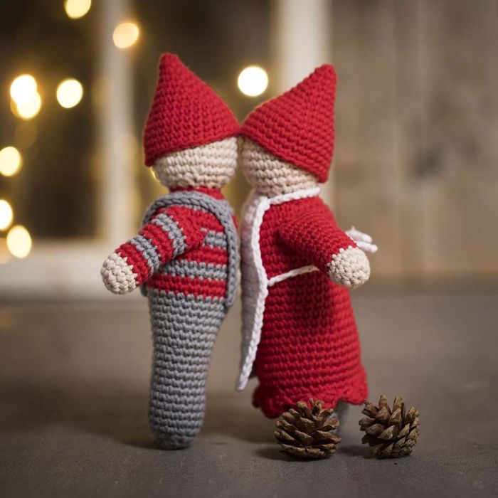 Un couple d’elfes s’embrassant, crocheté en fil de coton maxi.