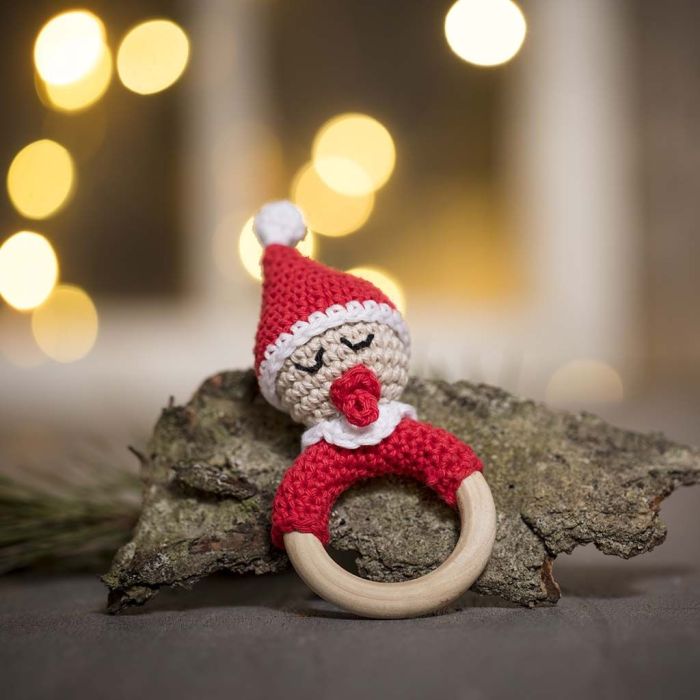 Un hochet pour bébé en forme de petit elfe, crocheté en fil de coton