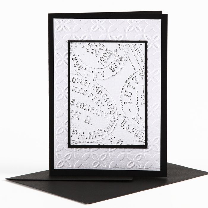 Une carte de vœux avec une décoration en relief et des crayons de cire.