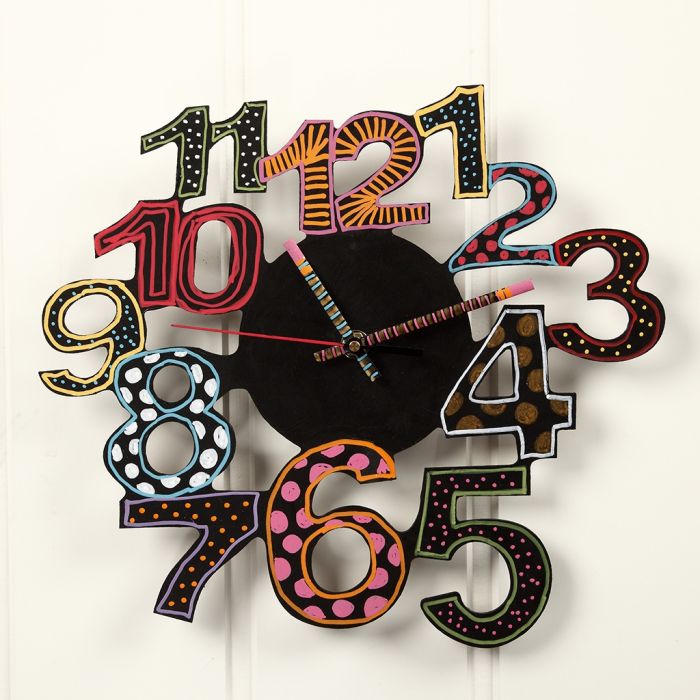 Une horloge murale décorée avec de la peinture de loisirs