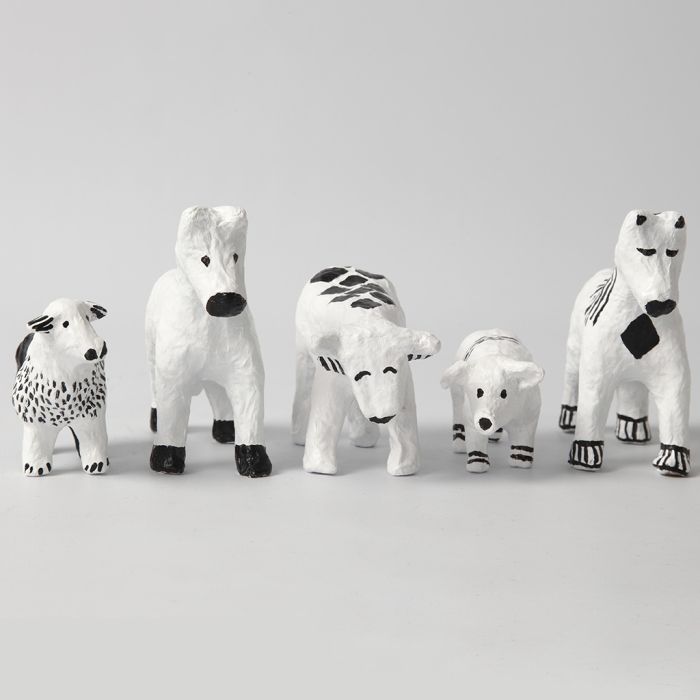 Animaux en papier mâché aux motifs graphiques