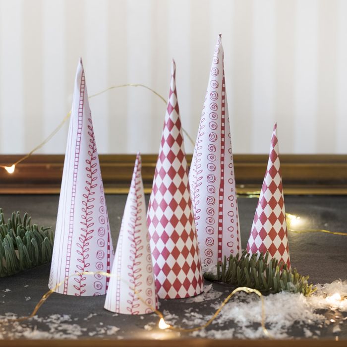 Sapin de Noël en papier à motif, en forme de cône