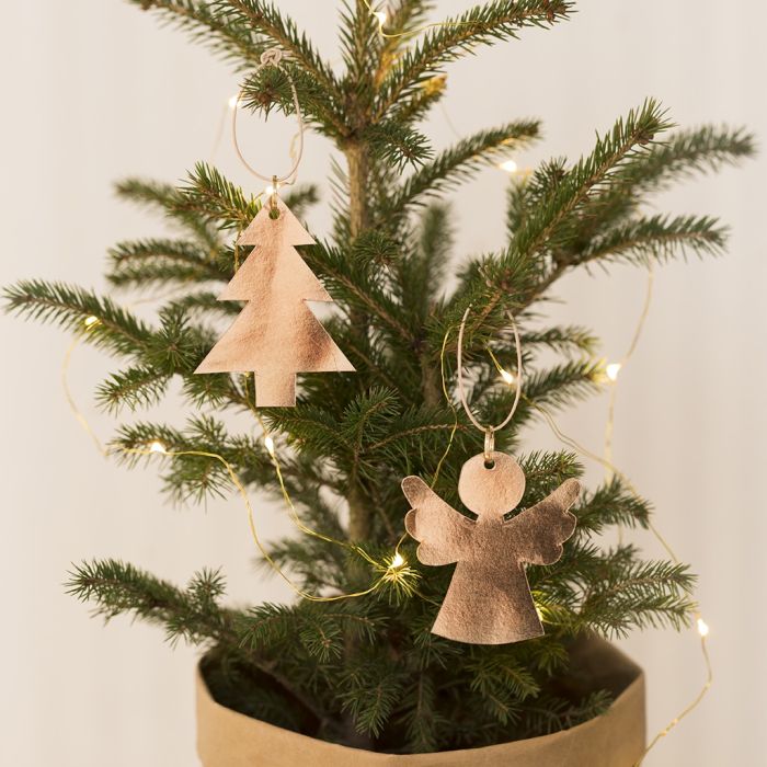 Un ange et un sapin de Noël en papier effet cuir synthétique.