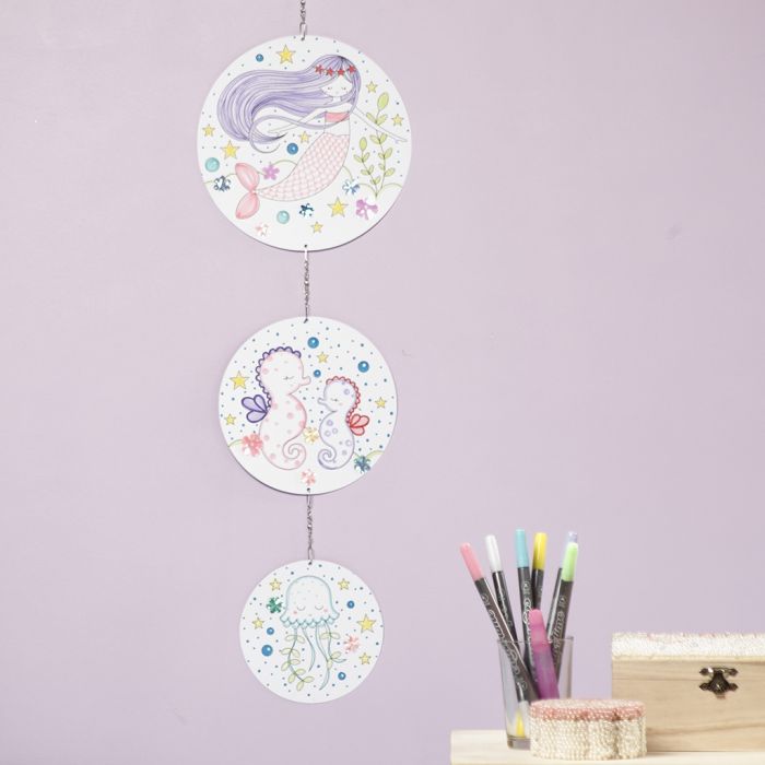 Un mobile avec une sirène et des motifs d’animaux marins, décoré avec des feutres et des sequins