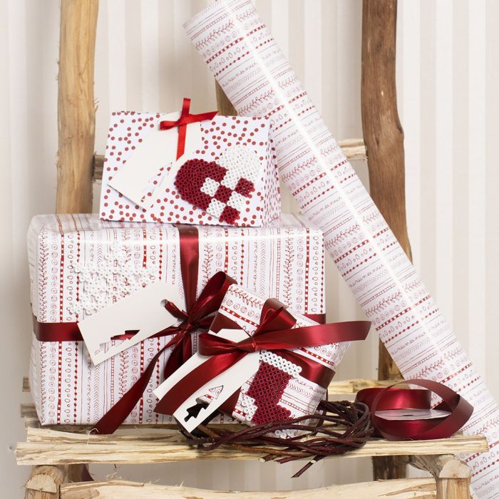 Emballages cadeaux rouges et blancs décorés de motifs de Noël réalisés avec des perles à repasser Nabbi