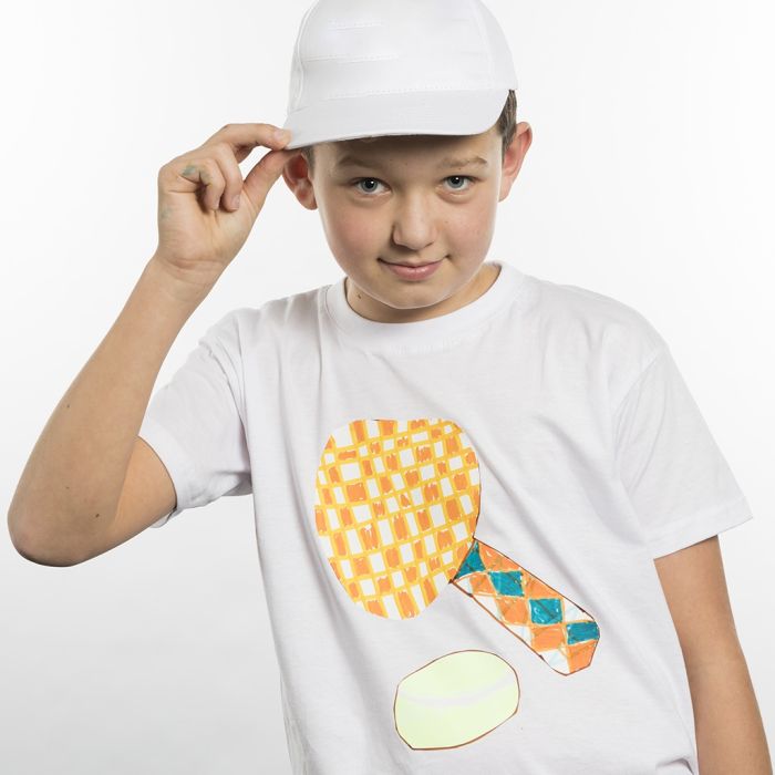 Un t-shirt décoré d’un motif sportif sur papier transfert.