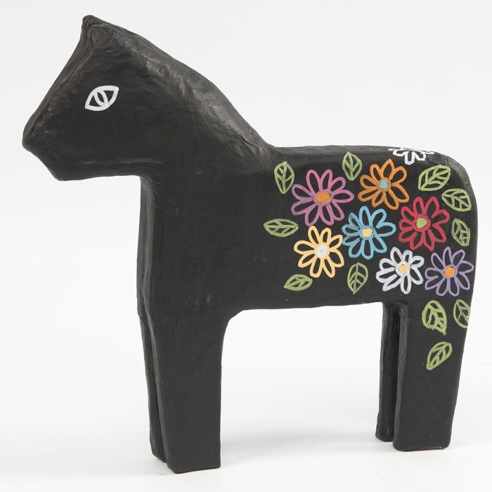 Peindre et dessiner sur du papier mâché